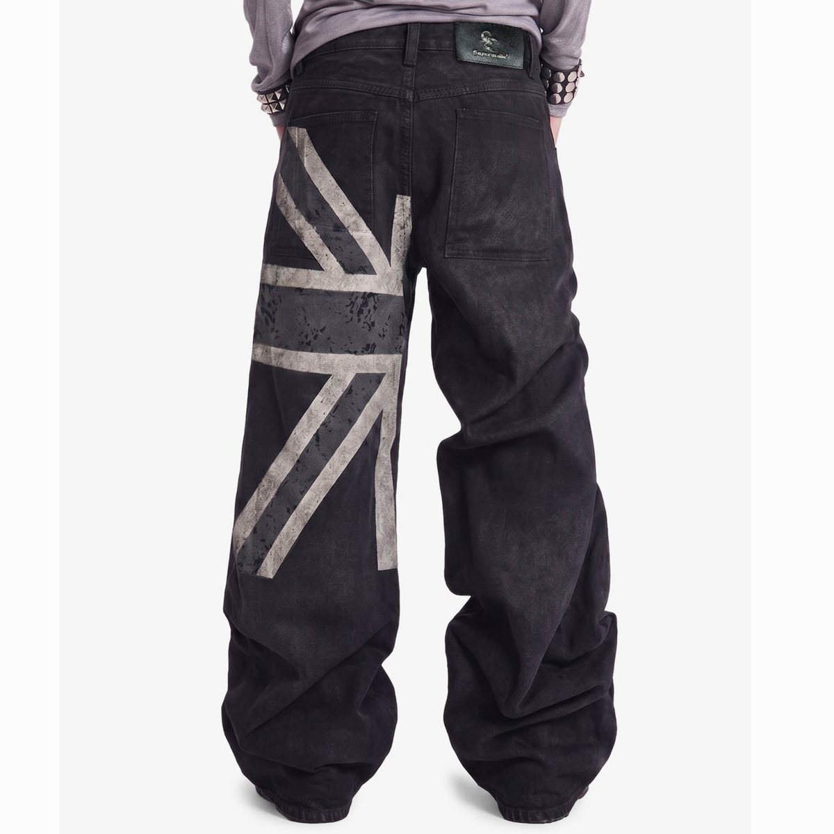 Distressed jeans with a wash and flag print