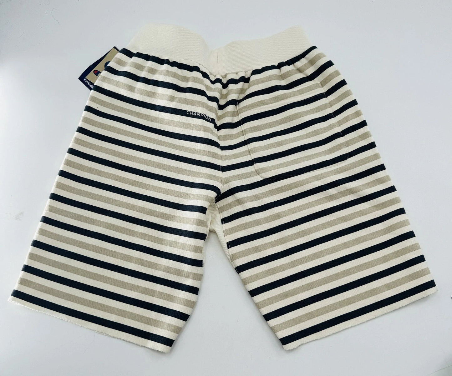 Shorts Champion reverse weave text cutoff